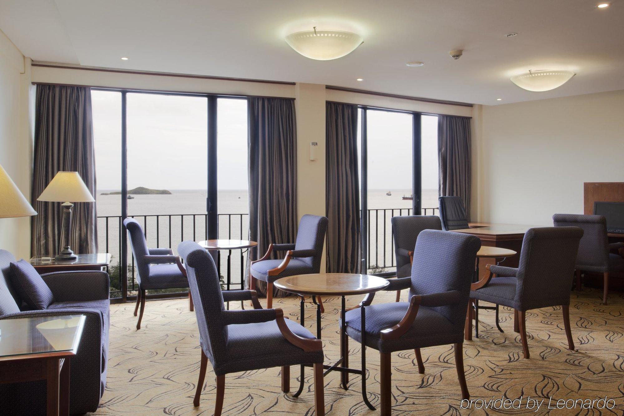 Crown Hotel بورت مورسبي المطعم الصورة